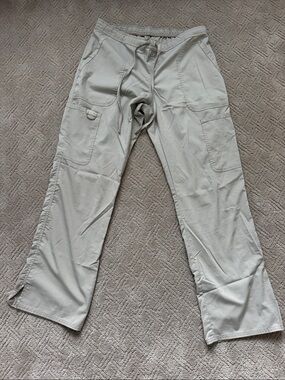 Women's Straight-Leg Cargo Pants in Light Gray